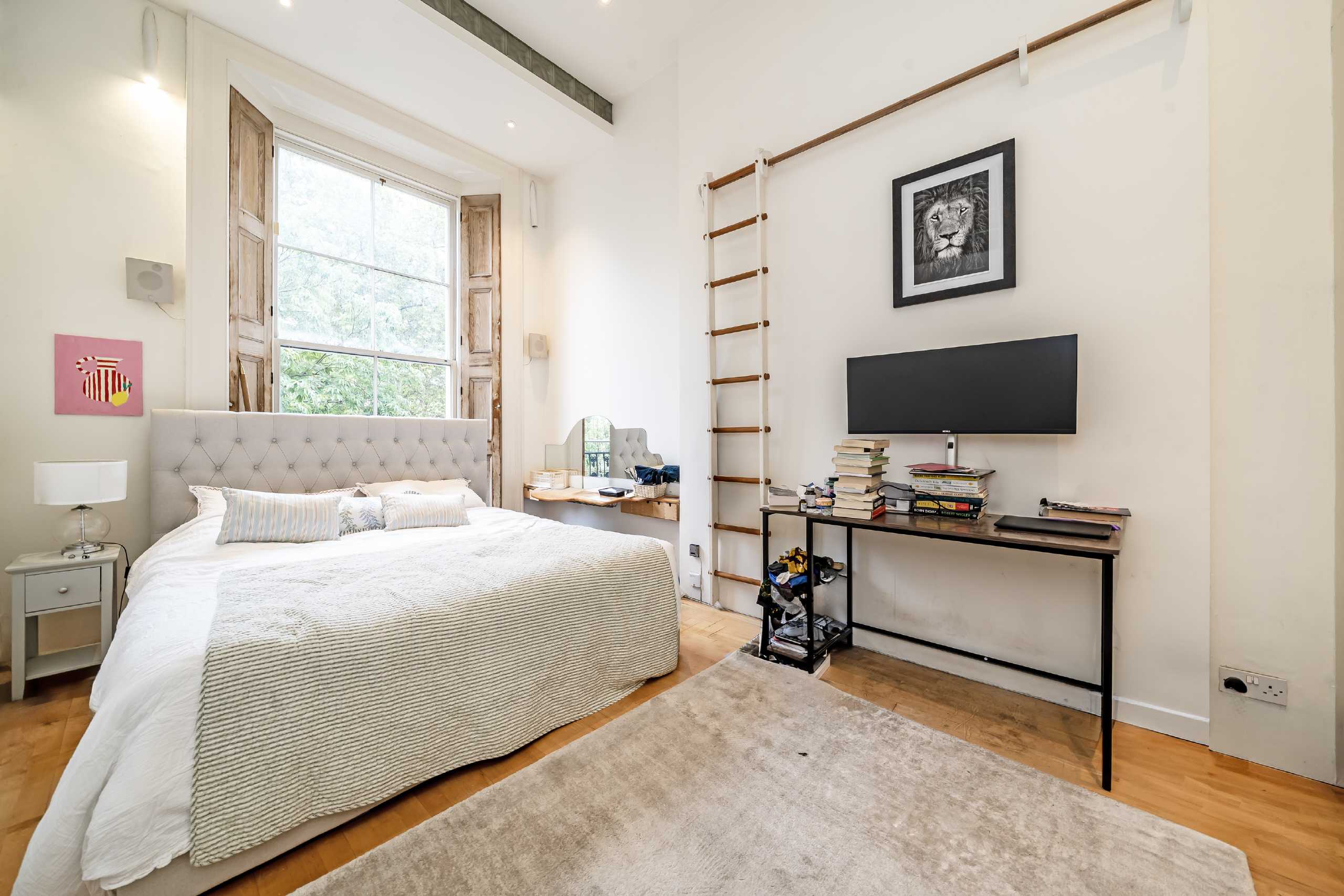 Flat Gloucester Gardens in City of Westminster