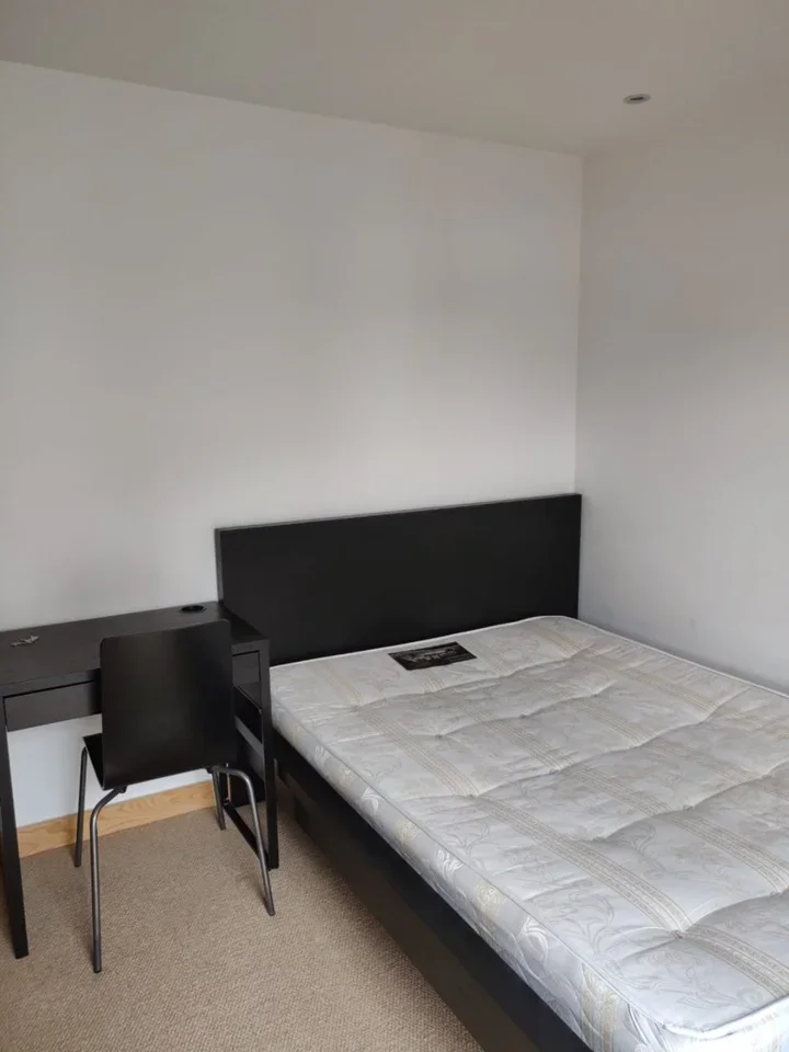 Flat Burdett Road in Greater London