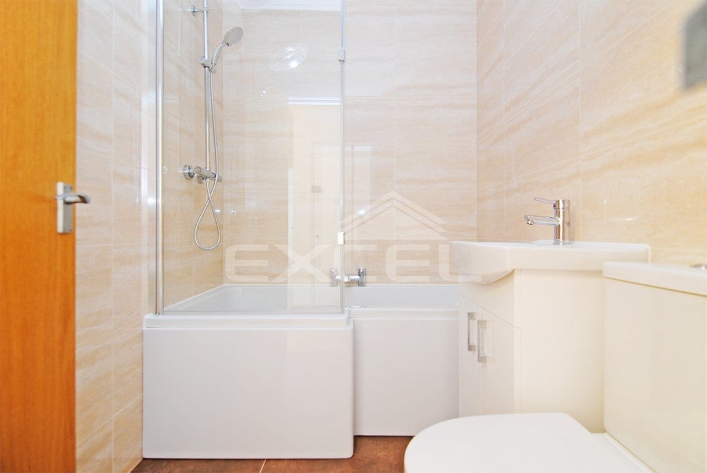 Flat Canfield Gardens in Greater London