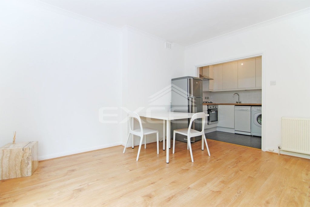 Flat Canfield Gardens in Greater London