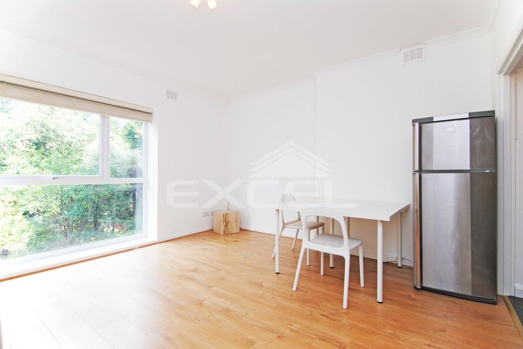 Flat Canfield Gardens in Greater London