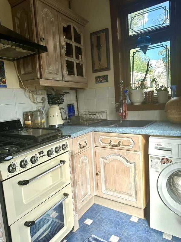Room Flexmere Road in Greater London