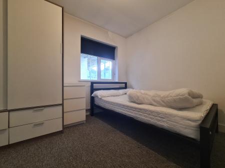 Room Golders Green Road in Greater London