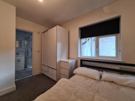 Room Golders Green Road in Greater London