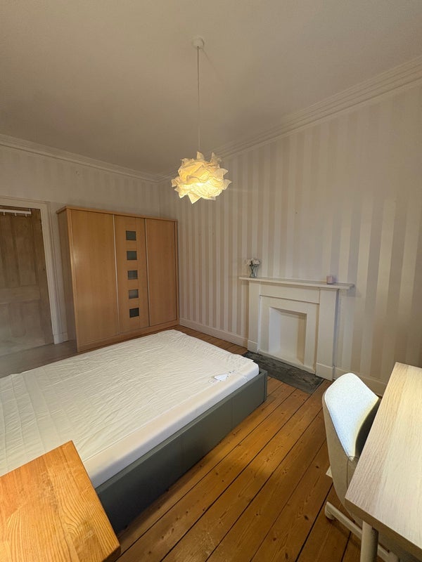 Room Lawrence Street in Glasgow