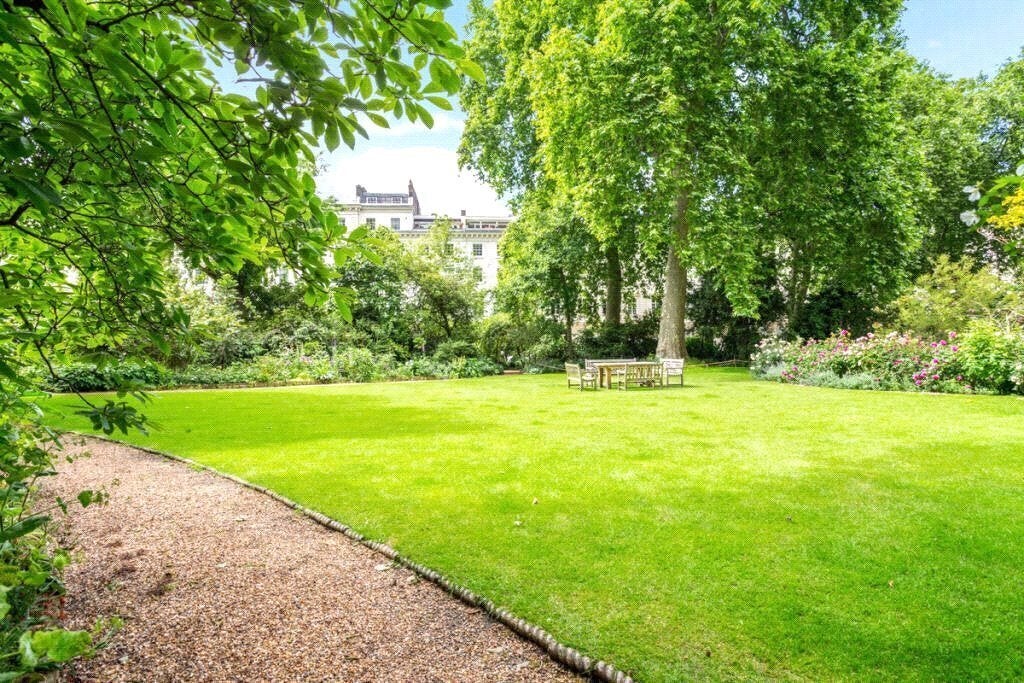 Flat Eccleston Square Mews in City of Westminster