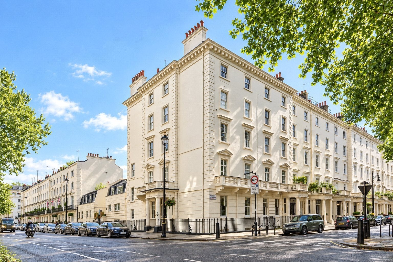 Flat Eccleston Square Mews in City of Westminster