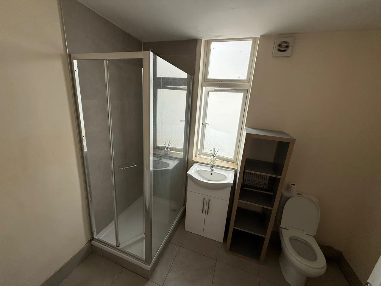 Flat Parkgate Road in Greater London