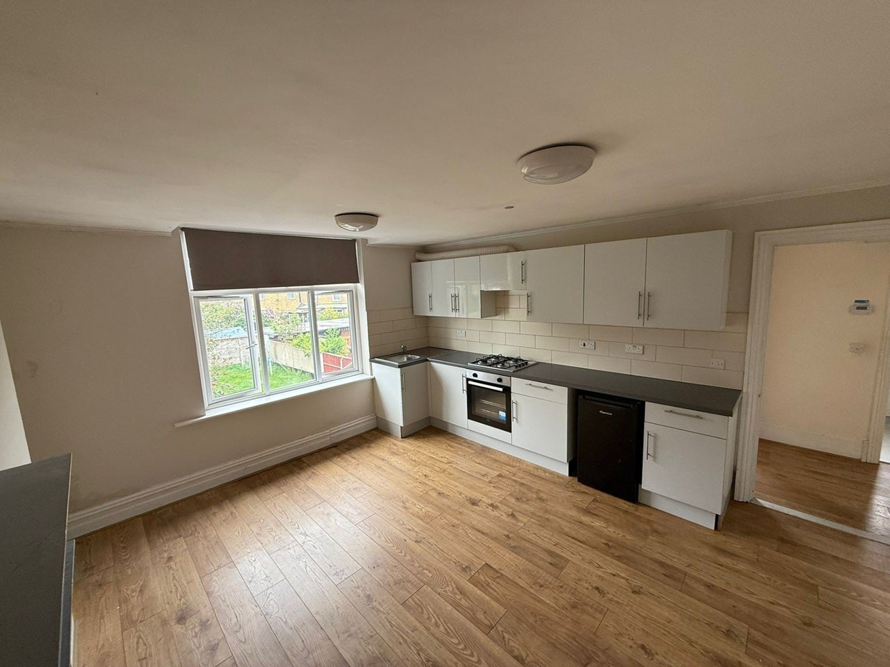 Flat Parkgate Road in Greater London
