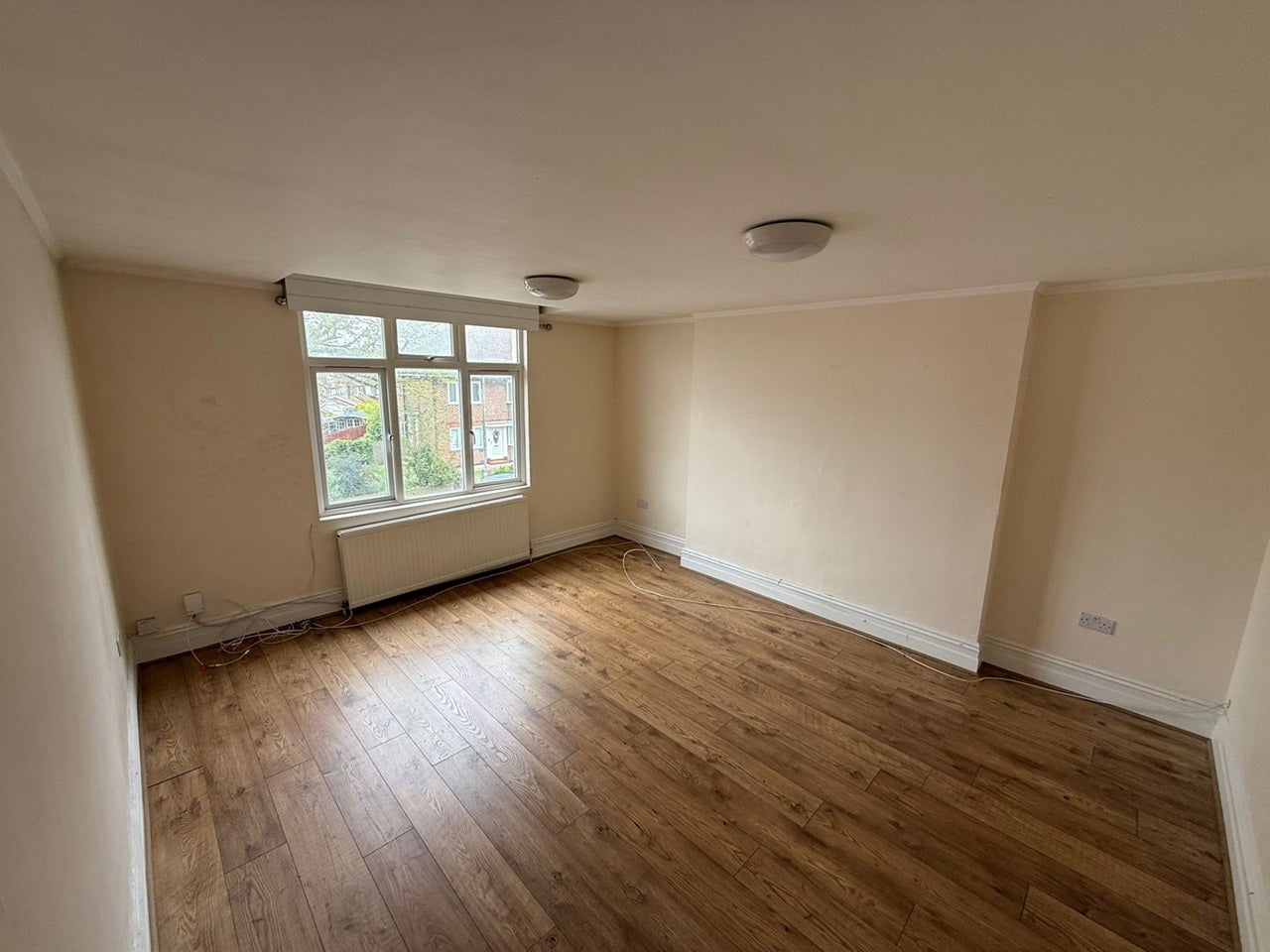 Flat Parkgate Road in Greater London