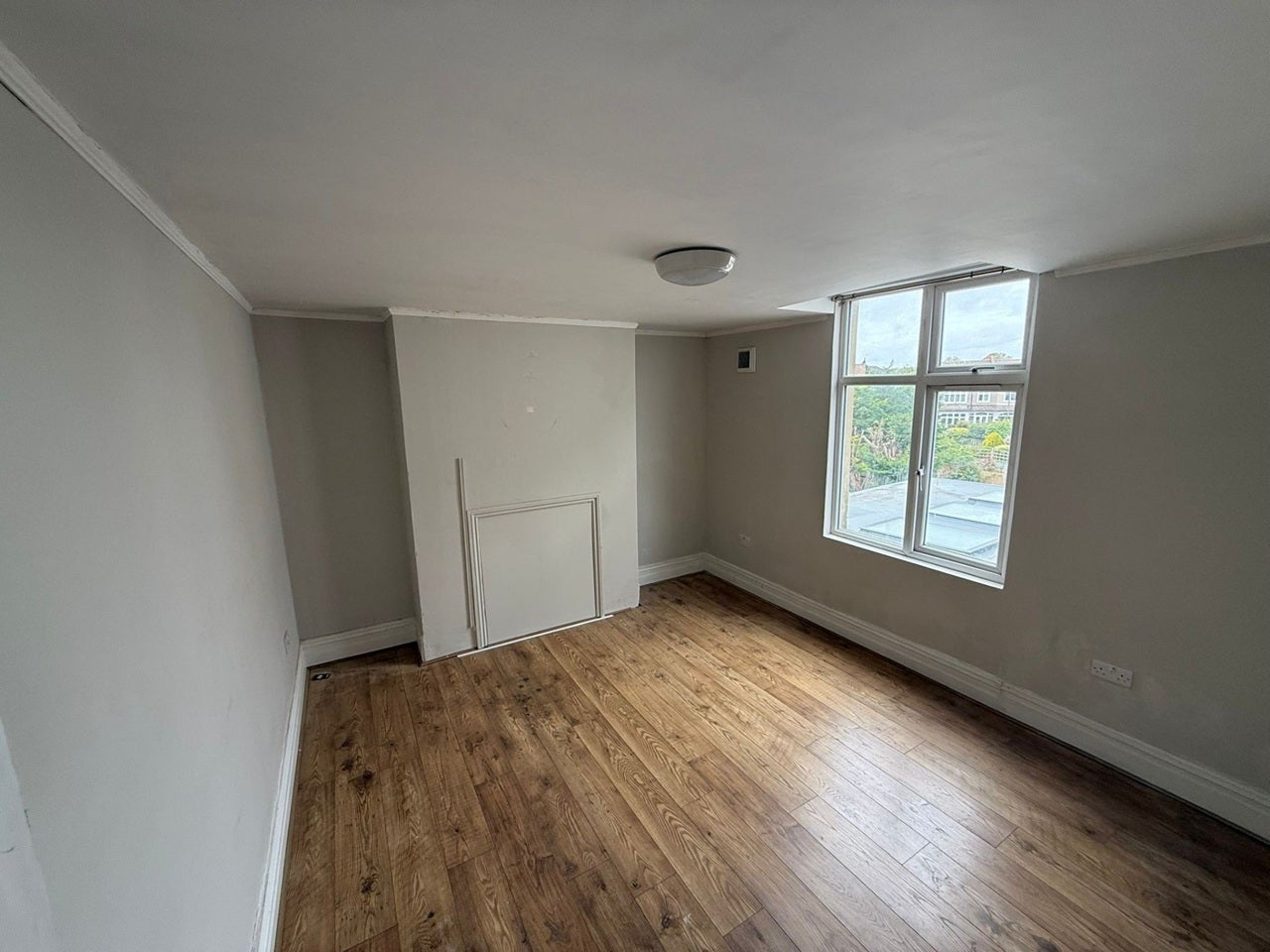 Flat Parkgate Road in Greater London