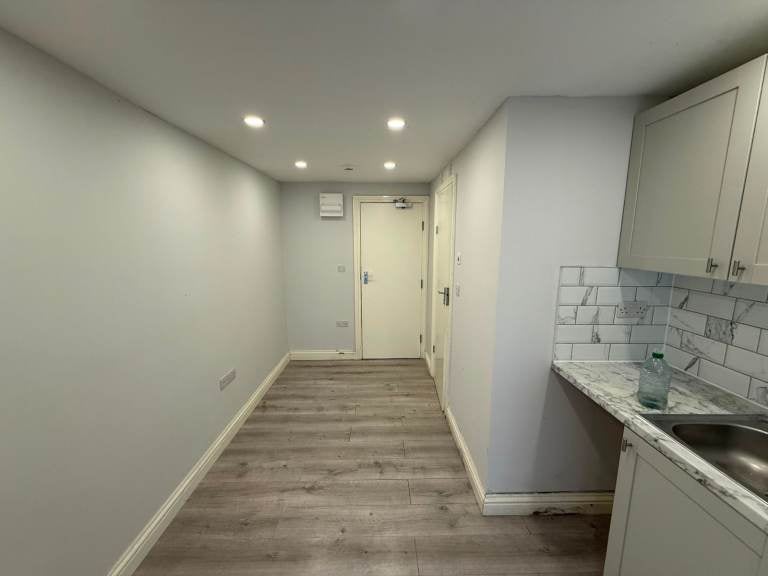Flat Fairholme Crescent in Greater London