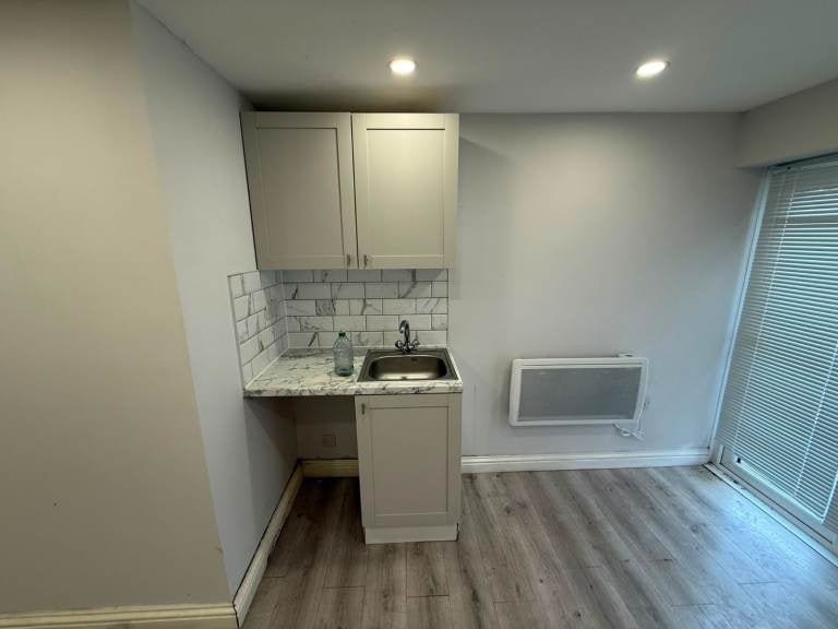 Flat Fairholme Crescent in Greater London