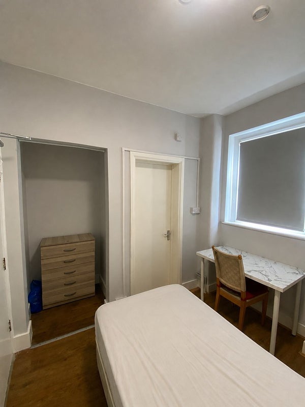 Room London Road in Greater London