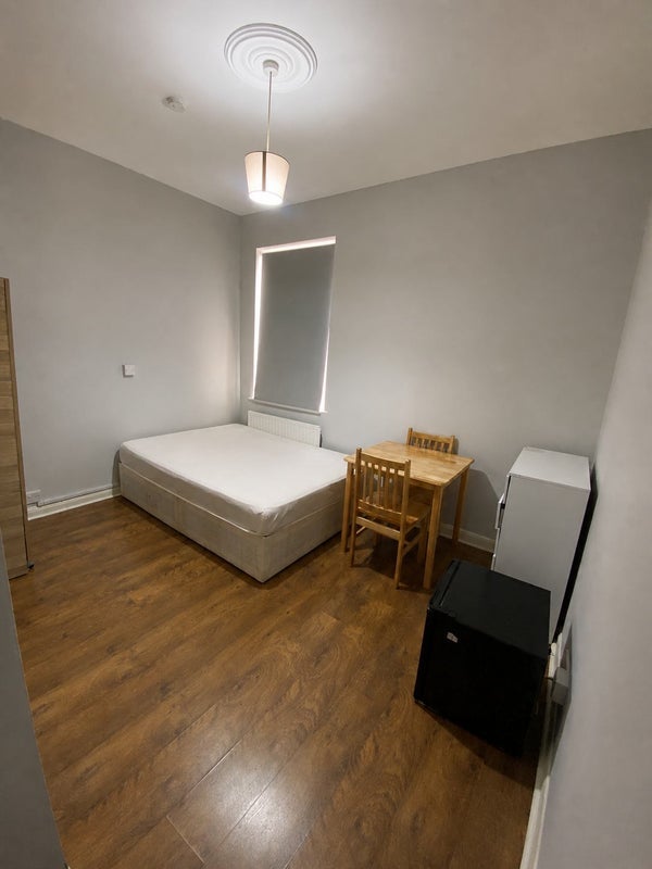 Room London Road in Greater London