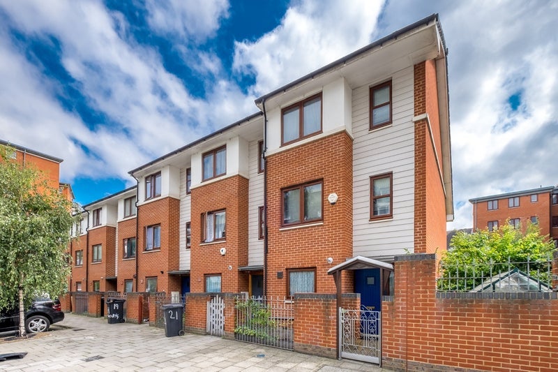 Room Concorde Way in Greater London