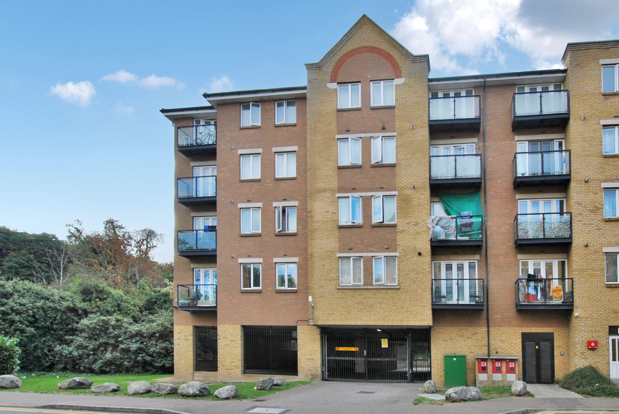 Flat Black Eagle Drive in Swanscombe and Greenhithe