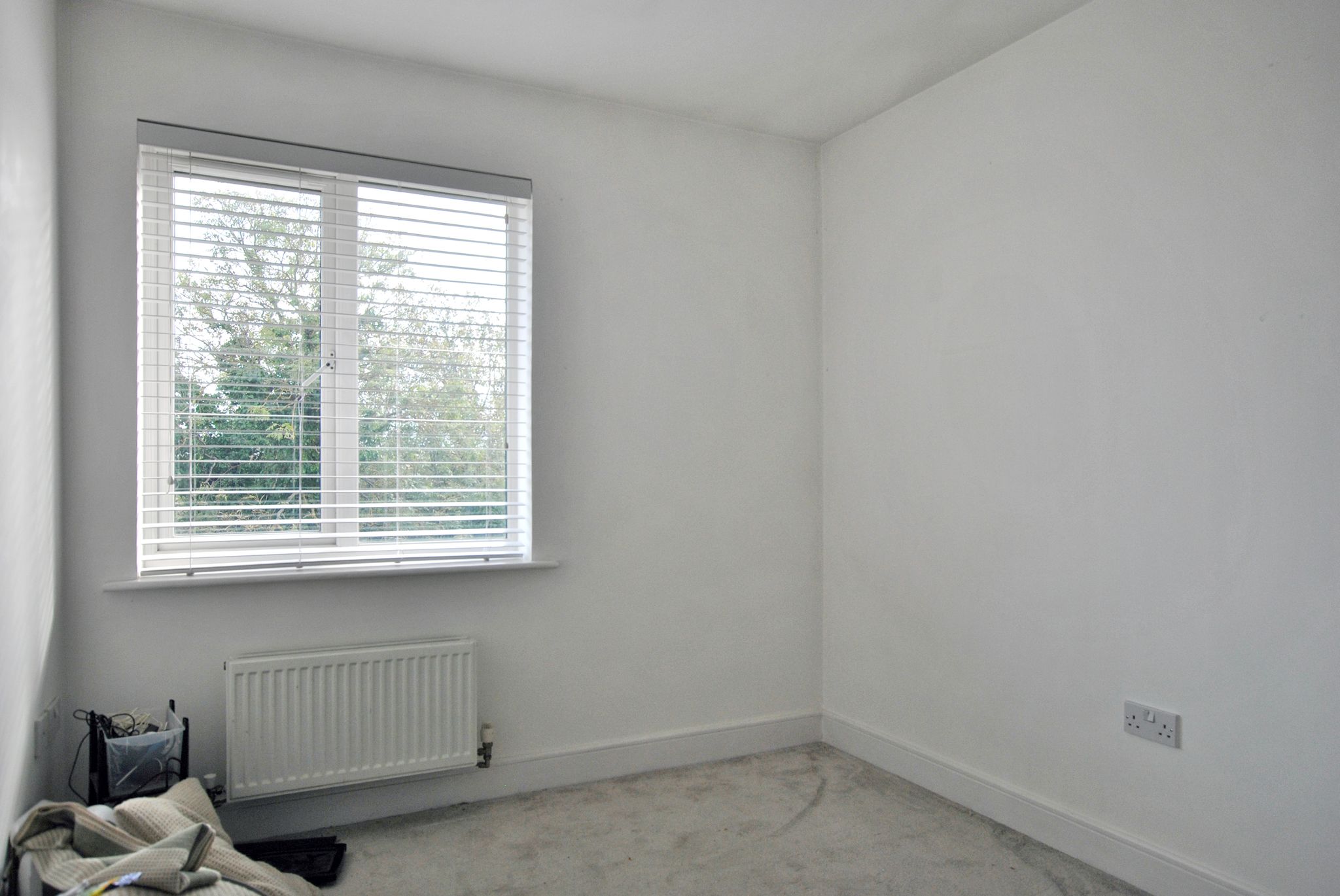 Flat Black Eagle Drive in Swanscombe and Greenhithe