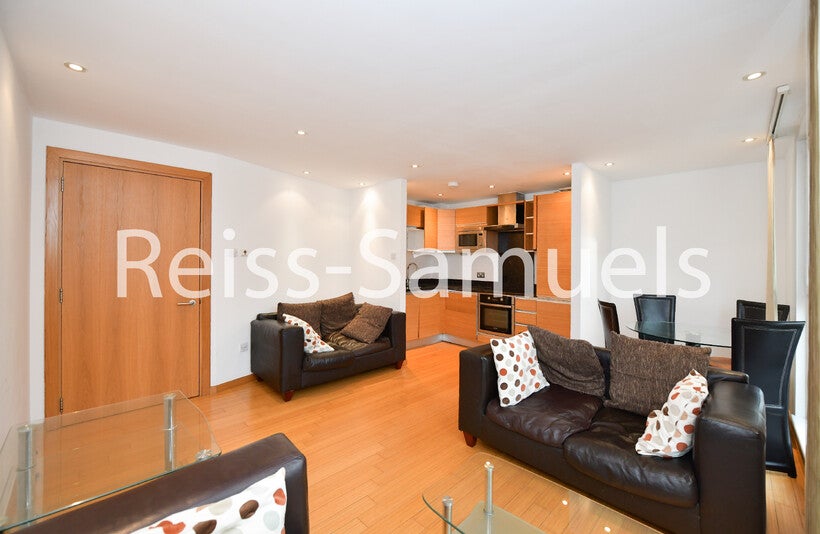 Flat Westferry Road in Greater London