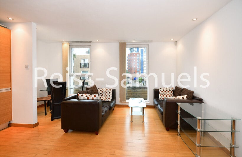 Flat Westferry Road in Greater London