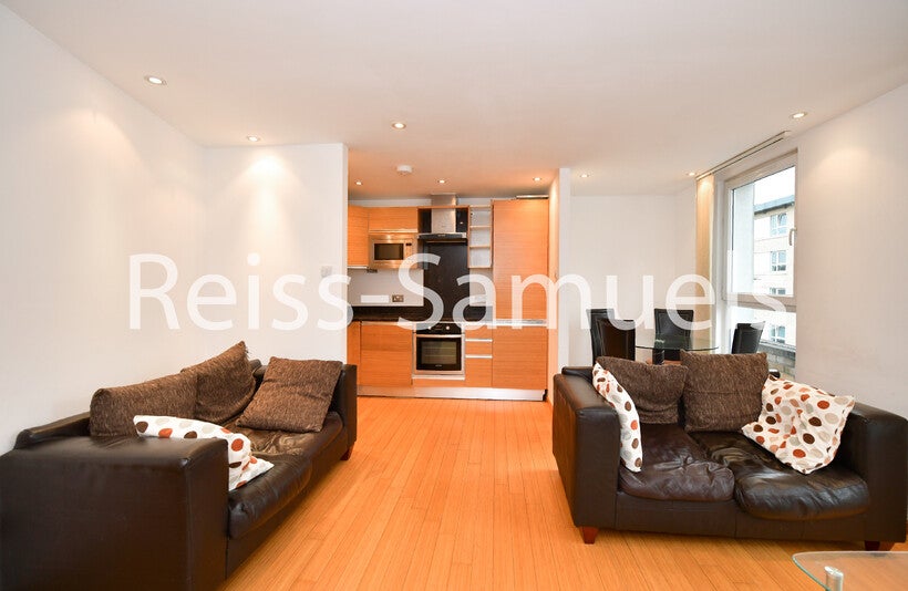 Flat Westferry Road in Greater London