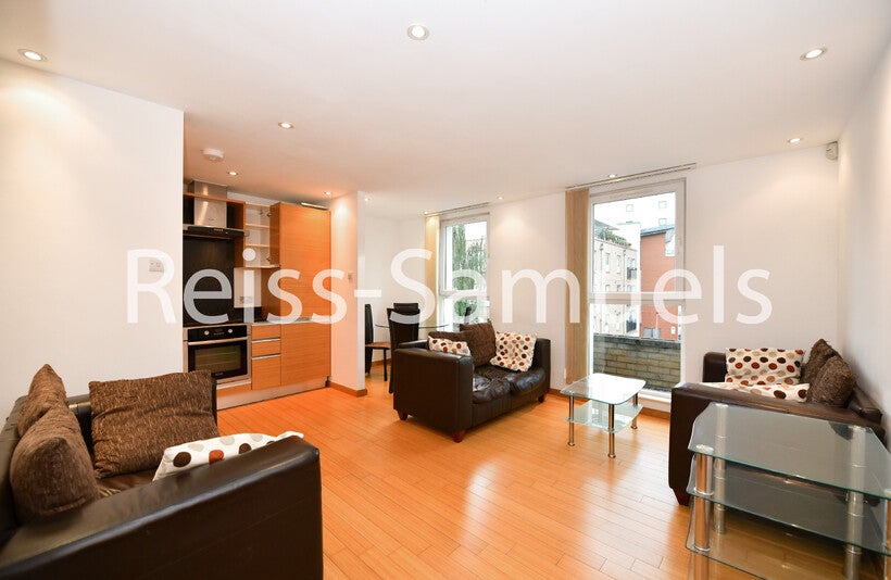Flat Westferry Road in Greater London