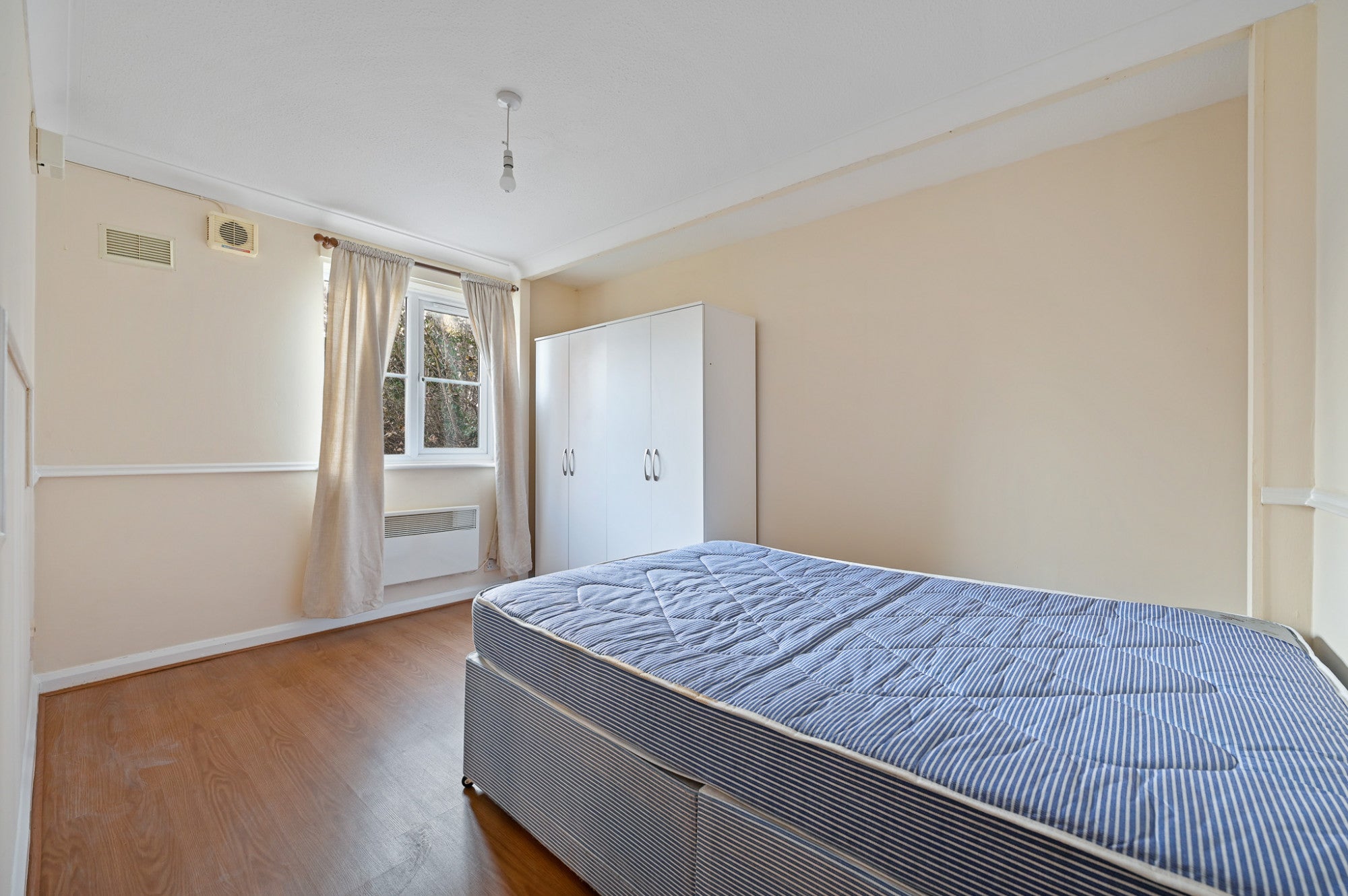 Flat Worcester Gardens in Slough