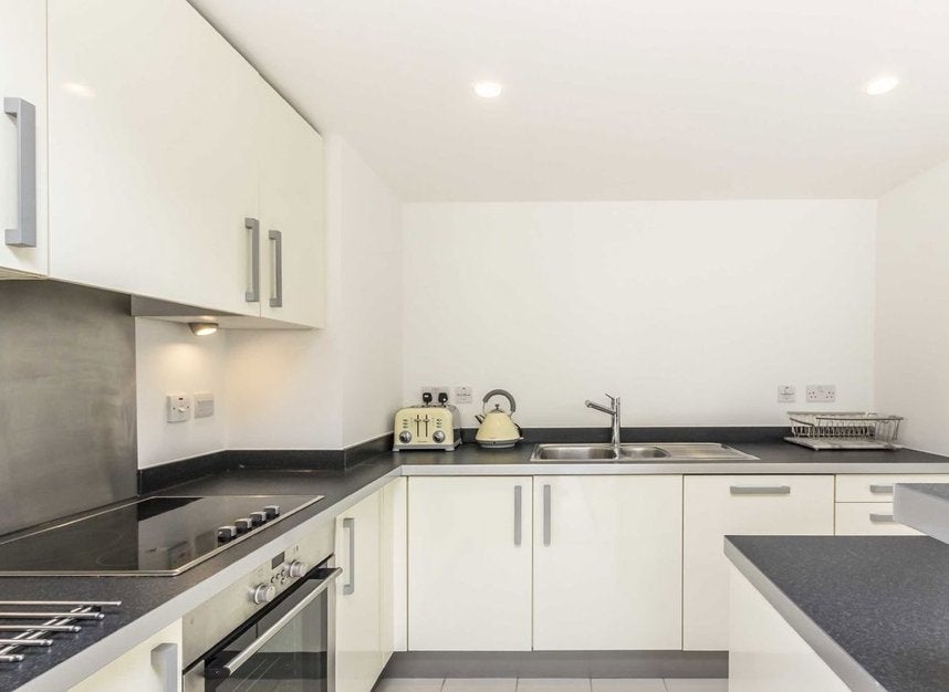 Flat Lombard Road in Greater London