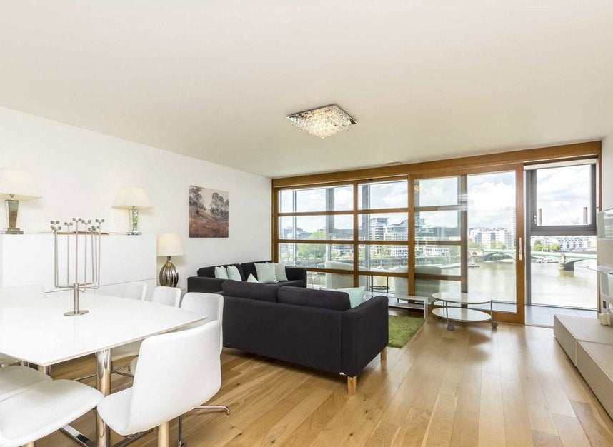 Flat Lombard Road in Greater London