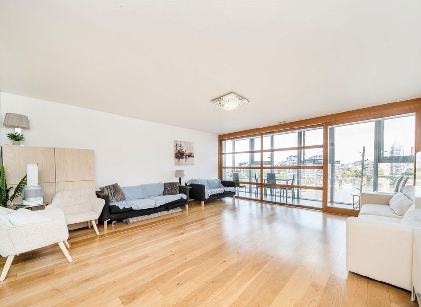 Flat Lombard Road in Greater London