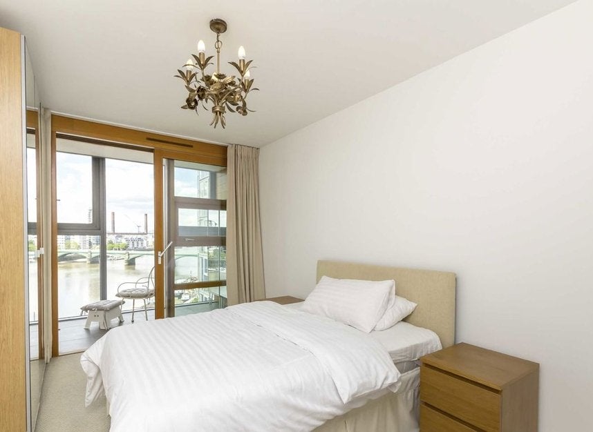 Flat Lombard Road in Greater London