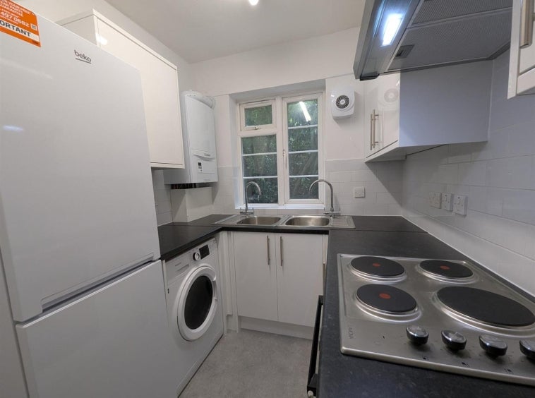 Flat Hendon Way in Greater London