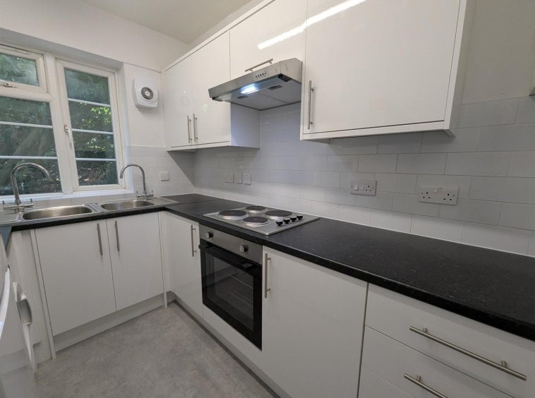 Flat Hendon Way in Greater London