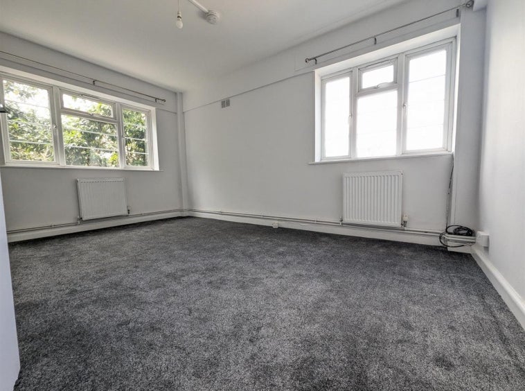 Flat Hendon Way in Greater London