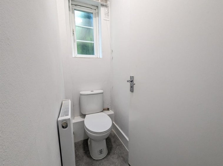 Flat Hendon Way in Greater London