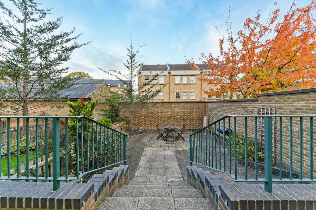 House Schooner Close in Greater London