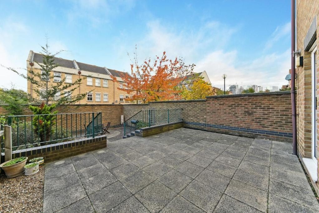 House Schooner Close in Greater London