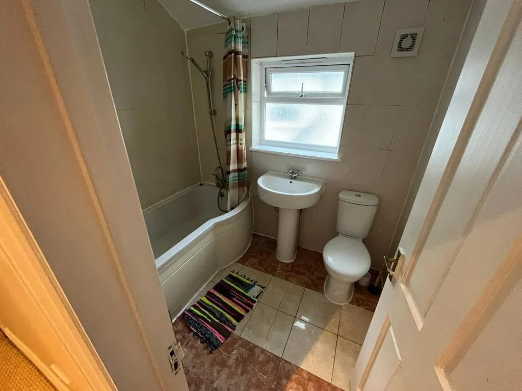Room Chandler Avenue in Greater London