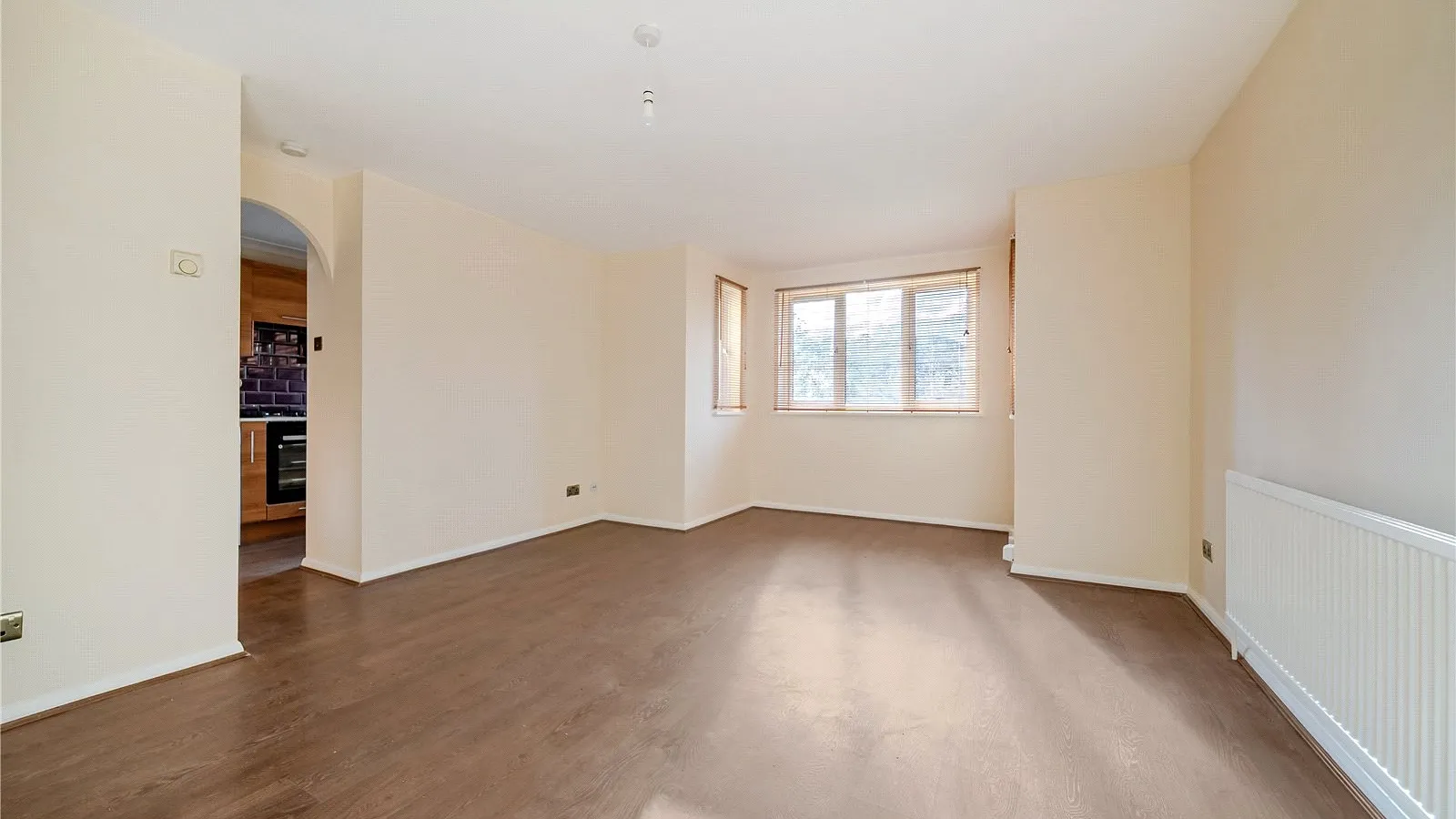 Flat Lincoln Road in Greater London