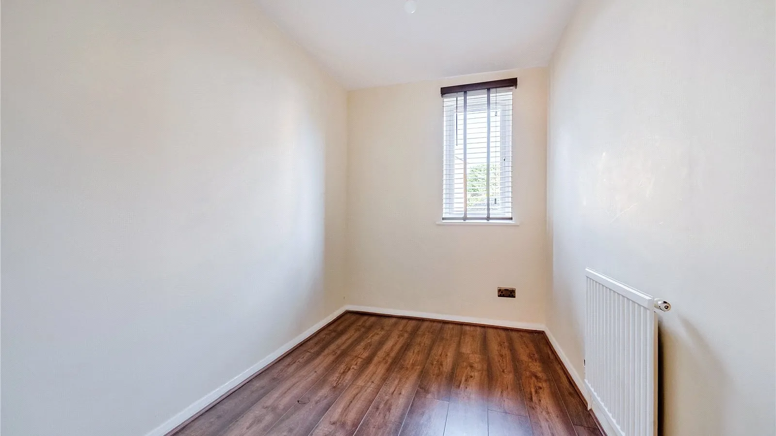 Flat Lincoln Road in Greater London
