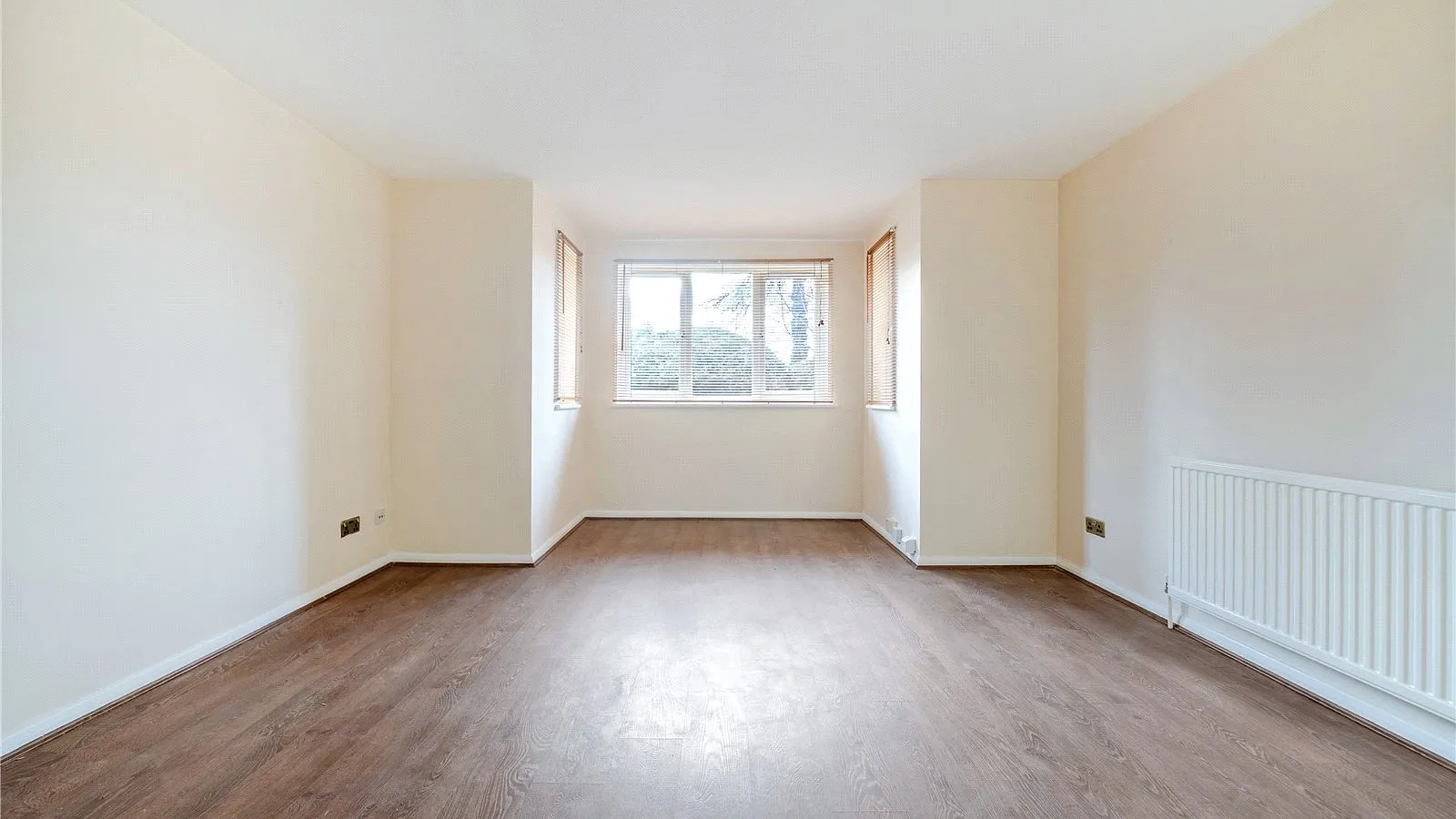 Flat Lincoln Road in Greater London