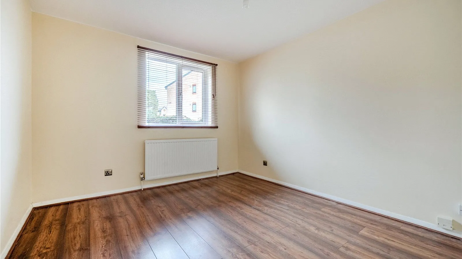 Flat Lincoln Road in Greater London