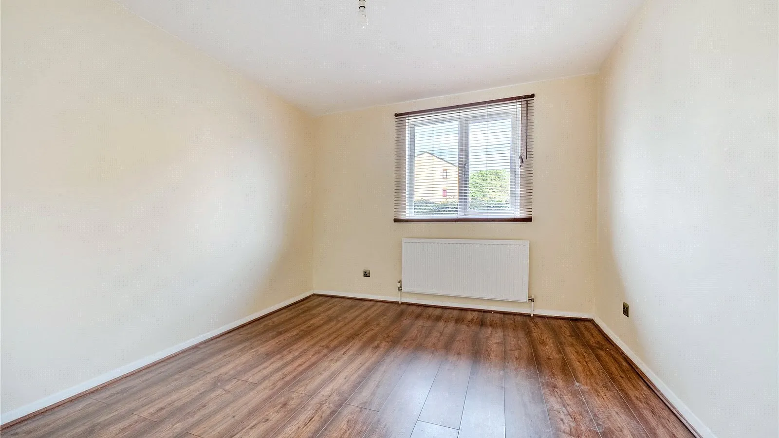 Flat Lincoln Road in Greater London