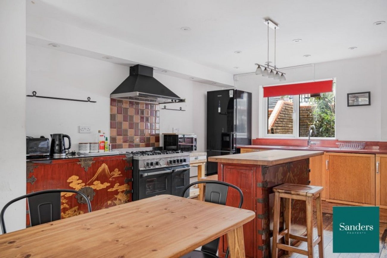 Flat Wornington Road in Greater London