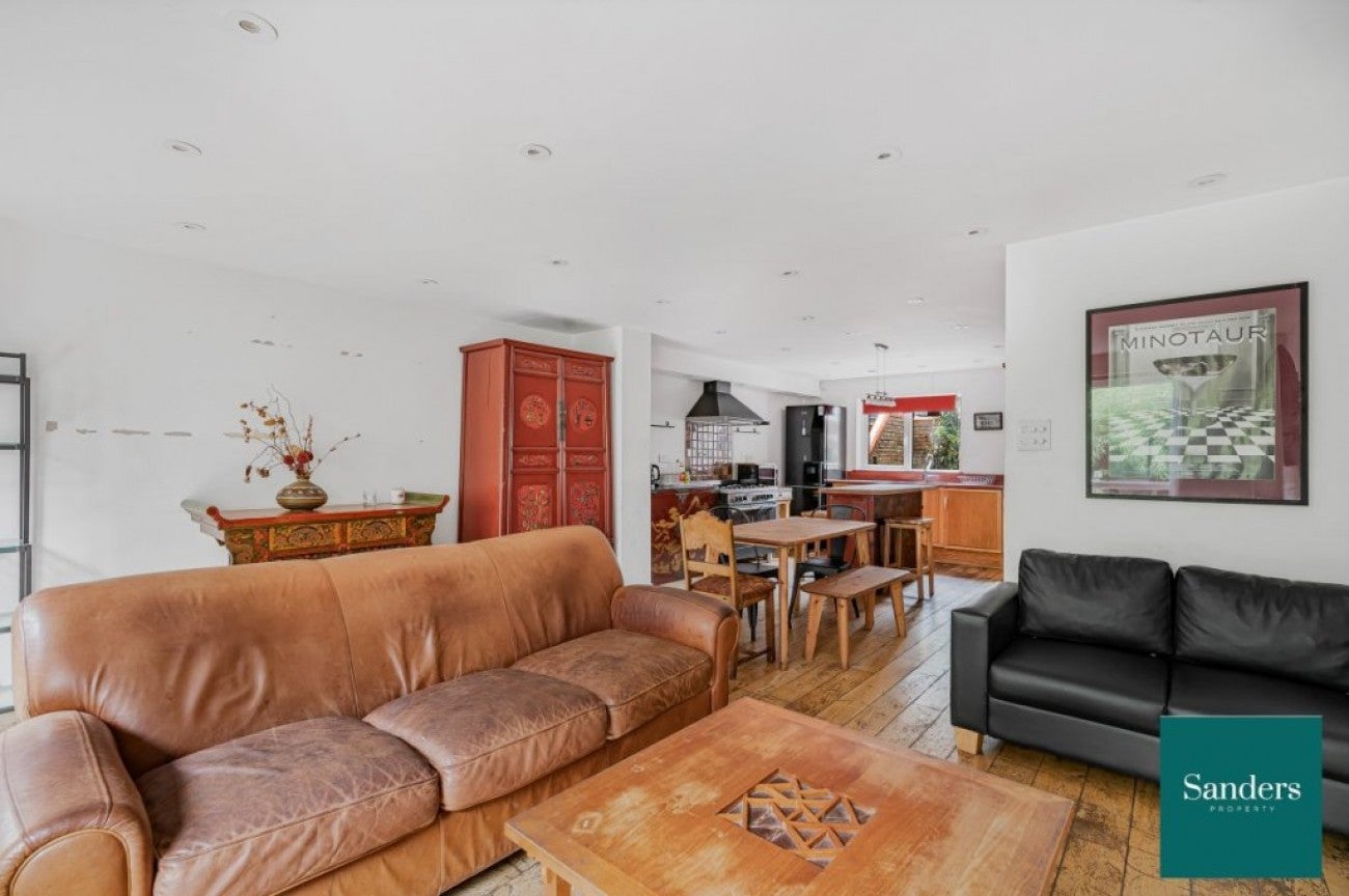 Flat Wornington Road in Greater London