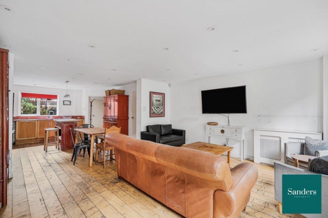Flat Wornington Road in Greater London