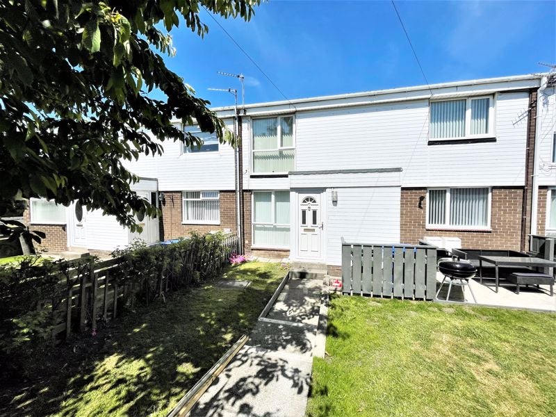 Flat Holystone Avenue in Newsham