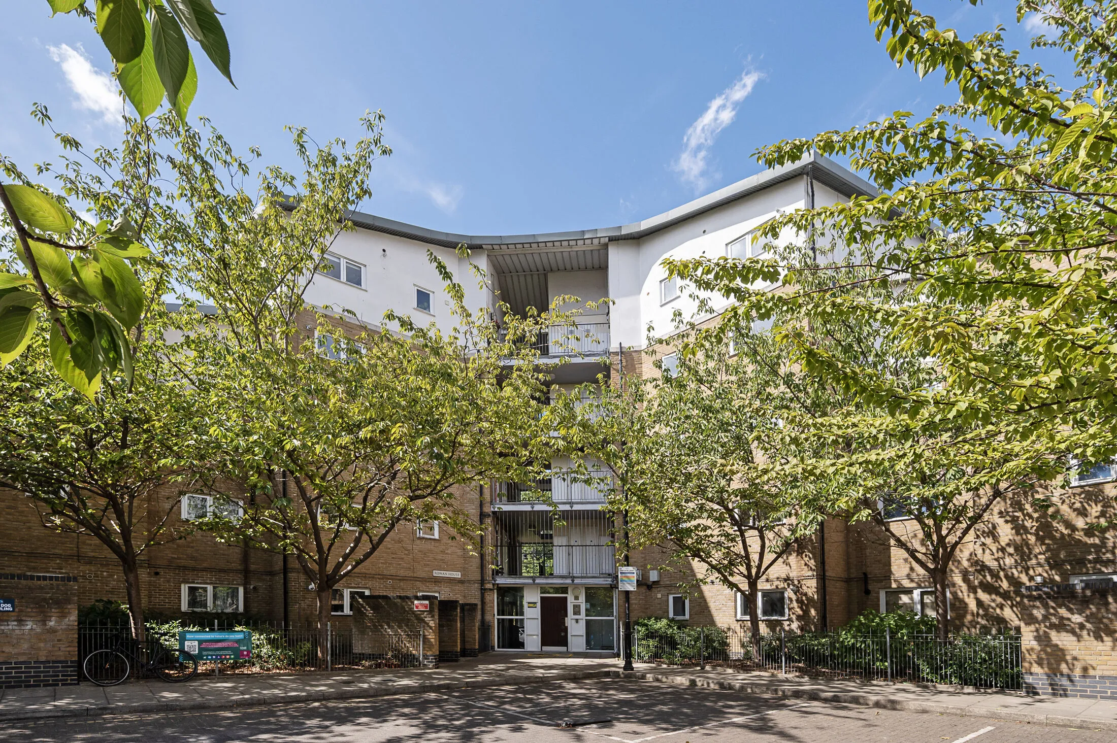 Flat Birdsfield Lane in Greater London