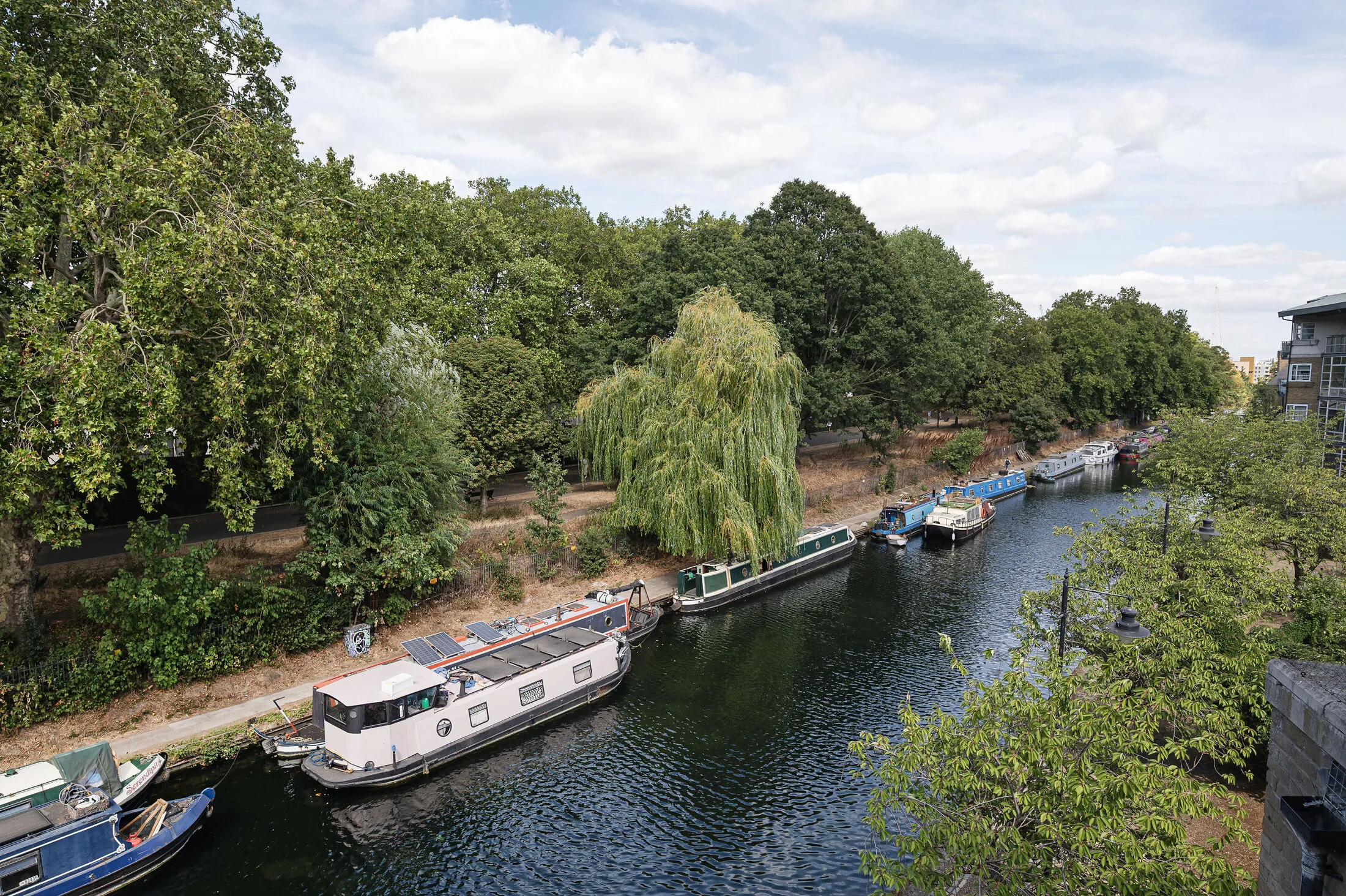 Flat Birdsfield Lane in Greater London