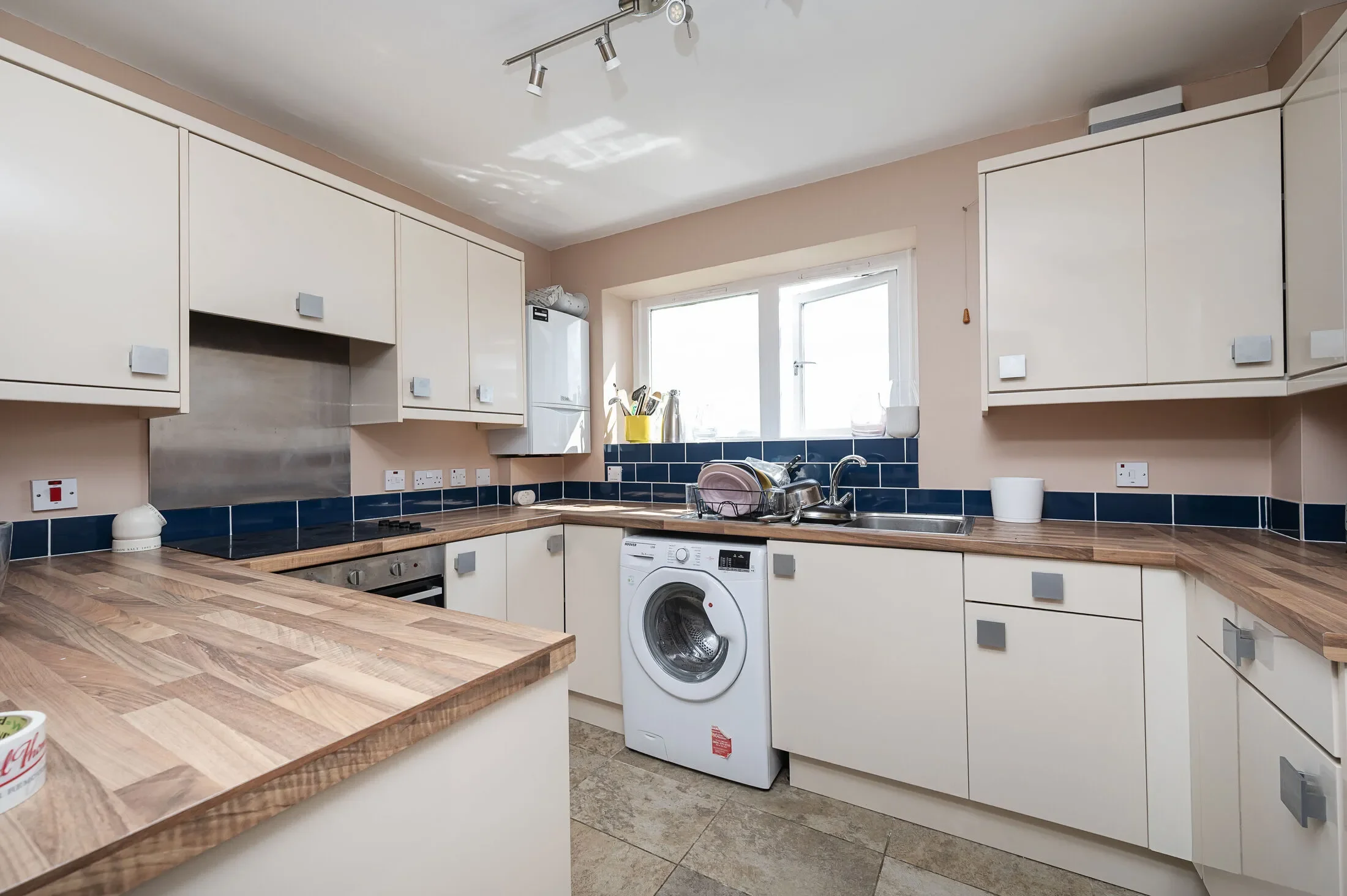 Flat Birdsfield Lane in Greater London